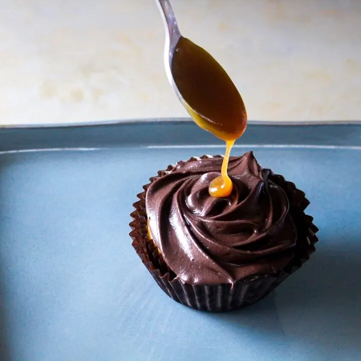 Cupcake au chocolat arrosé d'un filet de miel