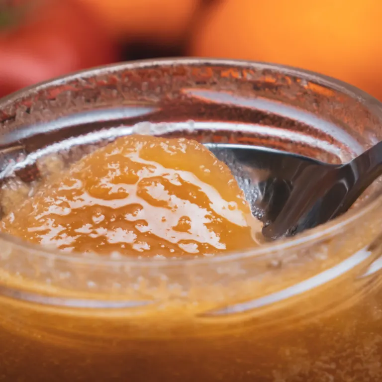 Miel cristallisé dans un pot en verre, en gros plan